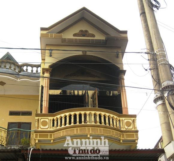 Hiện trường nơi xảy ra vụ cháy Ngọn lửa thiêu rụi toàn bộ đồ gỗ trên tầng 2 căn nhà