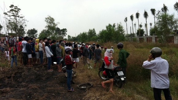 Rất đông người dân đứng kín đường theo dõi vụ việc. (Ảnh minh họa)