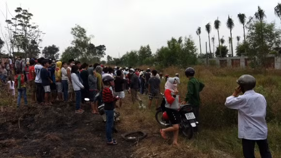 Rất đông người dân đứng kín đường theo dõi vụ việc. (Ảnh minh họa)