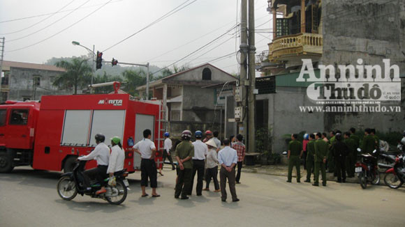 Hiện trường nơi xảy ra vụ cháy Ngọn lửa thiêu rụi toàn bộ đồ gỗ trên tầng 2 căn nhà