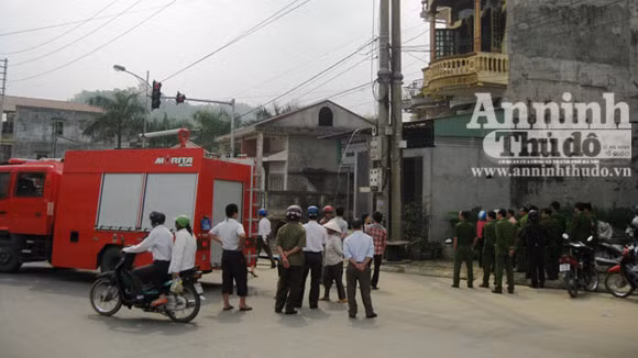 Hiện trường nơi xảy ra vụ cháy Ngọn lửa thiêu rụi toàn bộ đồ gỗ trên tầng 2 căn nhà