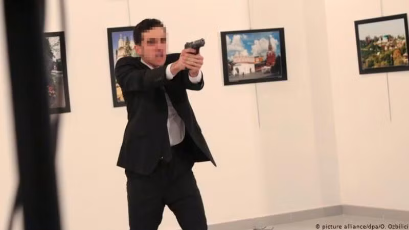 Mevlut Mert Altintash, kẻ bắn Đại sứ Nga tại triển lãm ở Ankara, ngày 19-12-2016