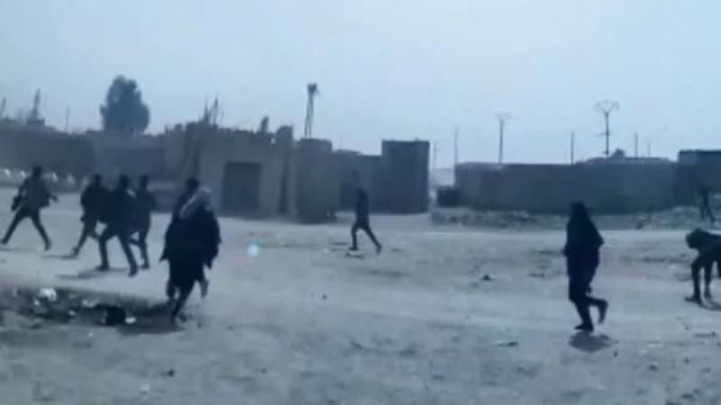 Người dân ở Hasaka, Syria ném đá về phía lính Mỹ sau khi lực lượng Mỹ bắt một số cư dân đưa đến một nới chưa xác định, ngày 12-3-2021