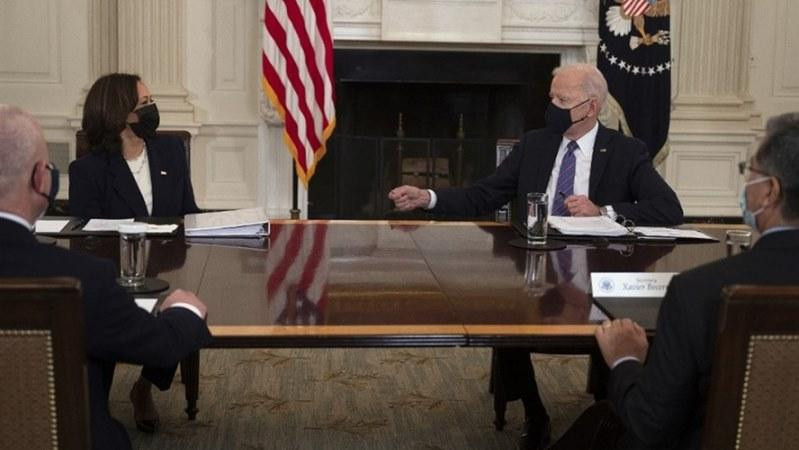 Tổng thống Mỹ Joe Biden (bên phải) và Phó Tổng thống Kamala Harris họp bàn về vấn đề người di cư, ngày 24-3-2021