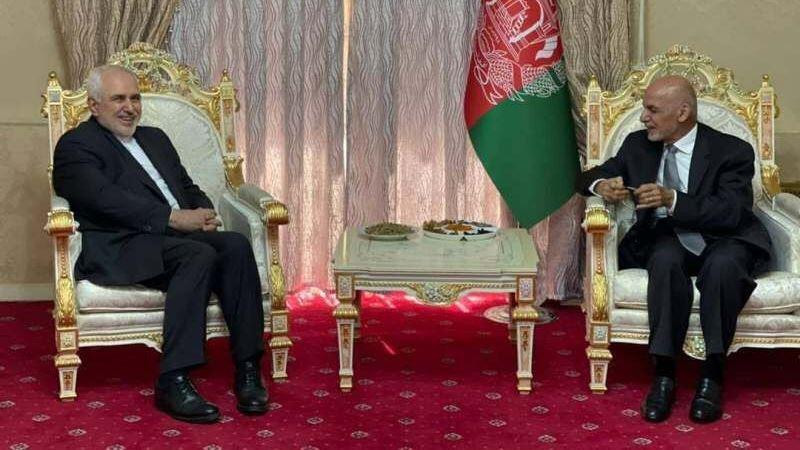 Ngoại trưởng Iran Mohammad Javad Zarif (bên trái) và Tổng thống Afghanistan Ashraf Ghani tại buổi gặp mặt ở Dushanbe, Tajikistan, ngày 30-3-2021
