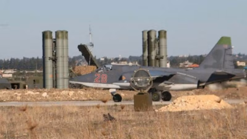 Hệ thống phòng không S-400 của Nga đặt tại căn cứ Khmeimim, ở tỉnh Latatkia, Syria Hệ thống phòng không S-400 của Nga đặt tại căn cứ Khmeimim, ở tỉnh Latatkia, Syria