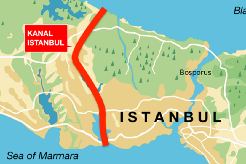 Nó có chiều rộng lớn nhất 3,7 km ở lối vào phía Bắc (từ Biển Đen ra) và hẹp nhất chỉ 750m, nằm giữa hai pháo đài Anadoluhisari và Rumelihisari.