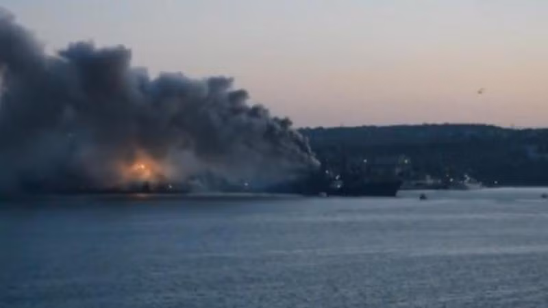 Tàu chiến Nga phát nổ khiến7 người bị thương