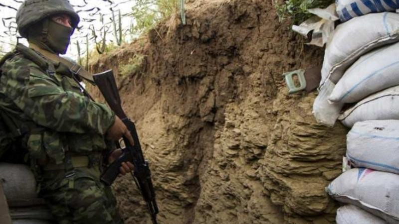 Một binh sĩ Ukraine đang ở khu vực giới tuyến