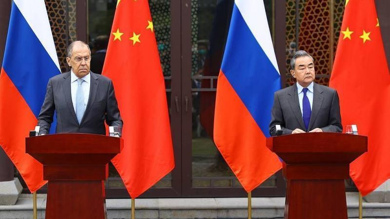 Ngoại trưởng Nga Sergei Lavrov (bên trái) và người đồng cấp Trung Quốc Vương Nghị