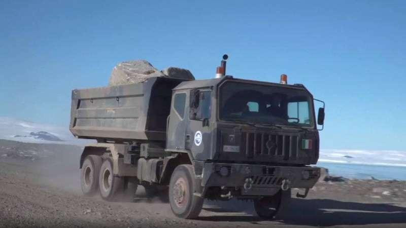 Vật liệu xây dựng và thiết bị chuyên dụng đang được chở đến công trình