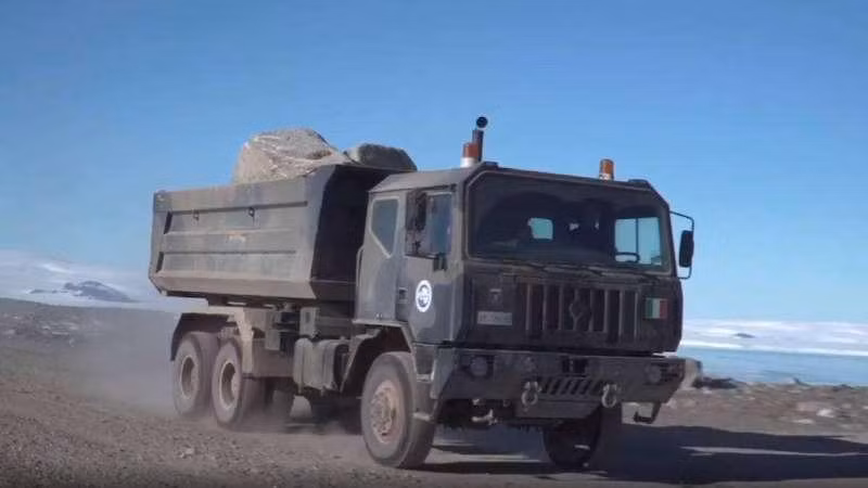 Vật liệu xây dựng và thiết bị chuyên dụng đang được chở đến công trình