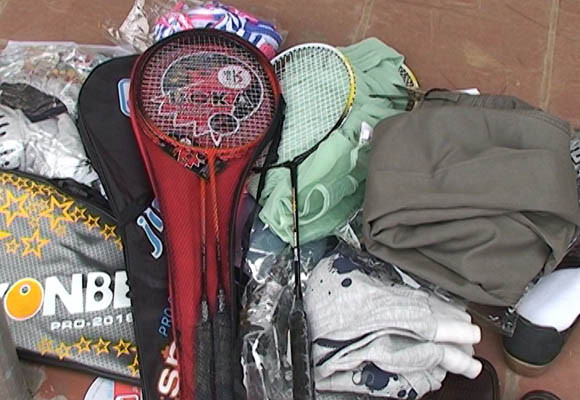 Giật mình khi biết giá gốc giày dép, kính bơi nhập lậu ảnh 3 Giật mình khi biết giá gốc giày dép, kính bơi nhập lậu ảnh 3