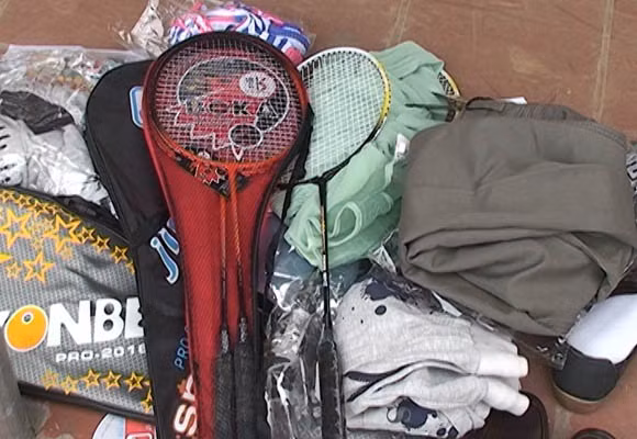 Giật mình khi biết giá gốc giày dép, kính bơi nhập lậu ảnh 3