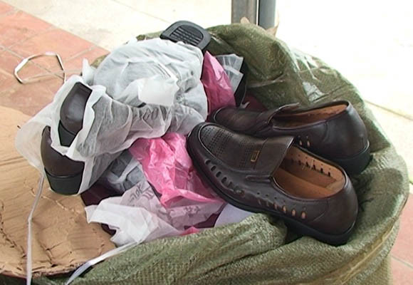 Giật mình khi biết giá gốc giày dép, kính bơi nhập lậu ảnh 4 Giật mình khi biết giá gốc giày dép, kính bơi nhập lậu ảnh 4