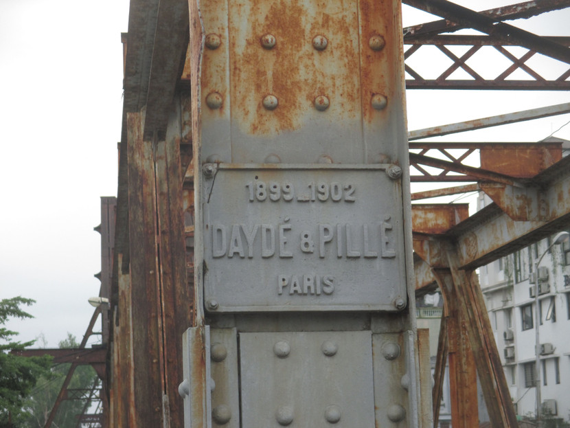 Tấm biển ghi ngày khởi công và hoàn thành cầu