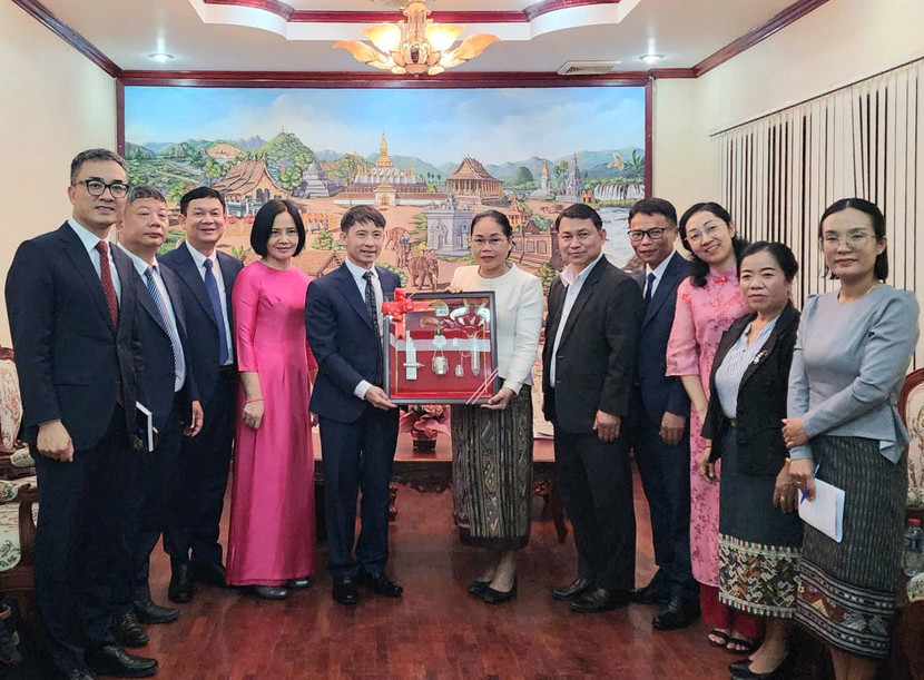 Thứ trưởng Bộ Văn hóa và Du lịch Lào Darany Phommavongsa tặng quà lưu niệm đoàn đại biểu Nhà xuất bản Chính trị quốc gia Sự thật