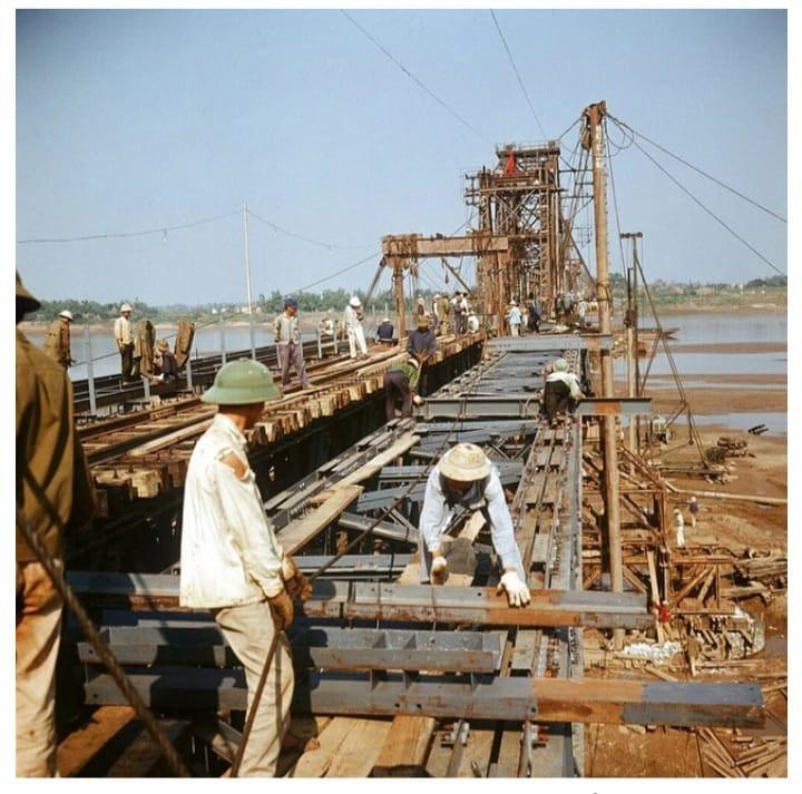 Công nhân sửa chữa cầu Long Biên bị hư hỏng sau bom đạn Mỹ
