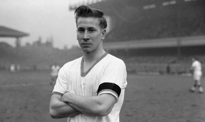 1 - Bobby Charlton. Huyền thoại bóng đá Anh là người đầu tiên trong danh sách này. Ông giúp tuyển Anh đăng quang World Cup 1966, cùng năm đoạt Quả bóng Vàng. Hai năm sau, Charlton cùng Man Utd lên ngôi cúp C1, giải đấu là tiền thân của Champions League.