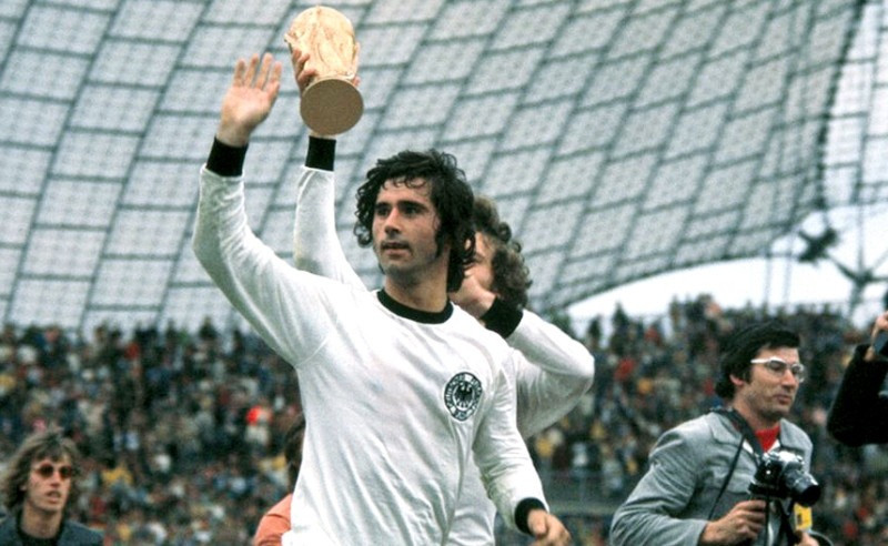 2 - Gerd Muller. Trung phong vĩ đại nhất lịch sử bóng đá Đức đoạt danh hiệu Vua phá lưới World Cup 1970 với 10 bàn và giành Quả bóng Vàng năm ấy. Ông vô địch World Cup 1974 với bàn thắng quyết định trong trận chung kết gặp Hà Lan, đồng thời chinh phục 3 cúp C1 liên tiếp (1974-1976) cùng Bayern Munich.
