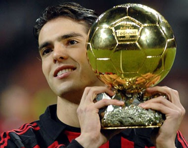 9 - Kaka. Năm 2002, Kaka mới 20 tuổi và chỉ góp mặt một trận trong hành trình vô địch World Cup của Brazil. Nhưng năm 2007 mới thực sự là của anh khi giúp AC Milan vô địch Champions League và đoạt Quả bóng Vàng, trở thành cầu thủ Brazil cuối cùng cho đến nay làm được điều này.