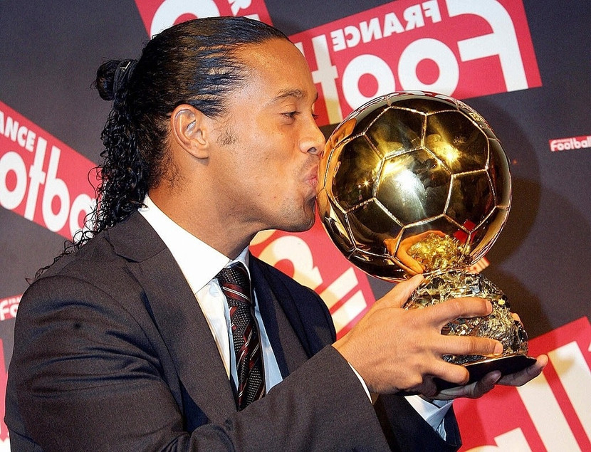 7 - Ronaldinho. Cùng Brazil vô địch World Cup 2002, Ronaldinho để lại dấu ấn với cú đá phạt thần sầu vào lưới Anh ở tứ kết. Năm 2005, anh đoạt Quả bóng Vàng sau mùa giải thăng hoa cùng Barca. Một năm sau, cầu thủ tài hoa này cùng Barca đăng quang Champions League 2006.