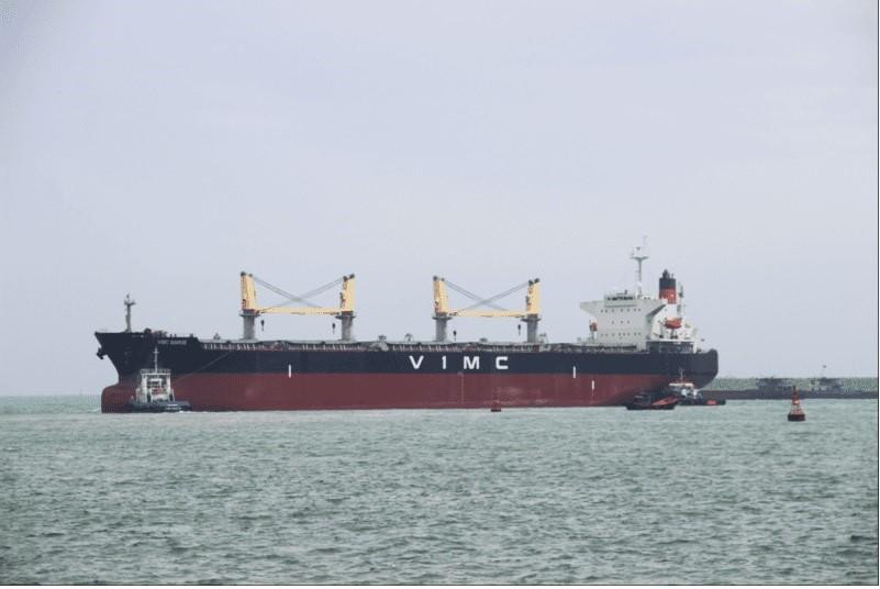 4 thuyền viên trên tàu VIMC Sunrise trong quá trình neo đậu tránh bão Nesat đã bị rơi xuống biển