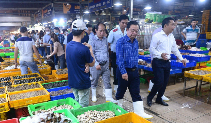 Bộ trưởng Bộ NN&amp;PTNT Lê Minh Hoan kiểm tra chợ đầu mối Bình Điền, TP.HCM vào rạng sáng 17/10
