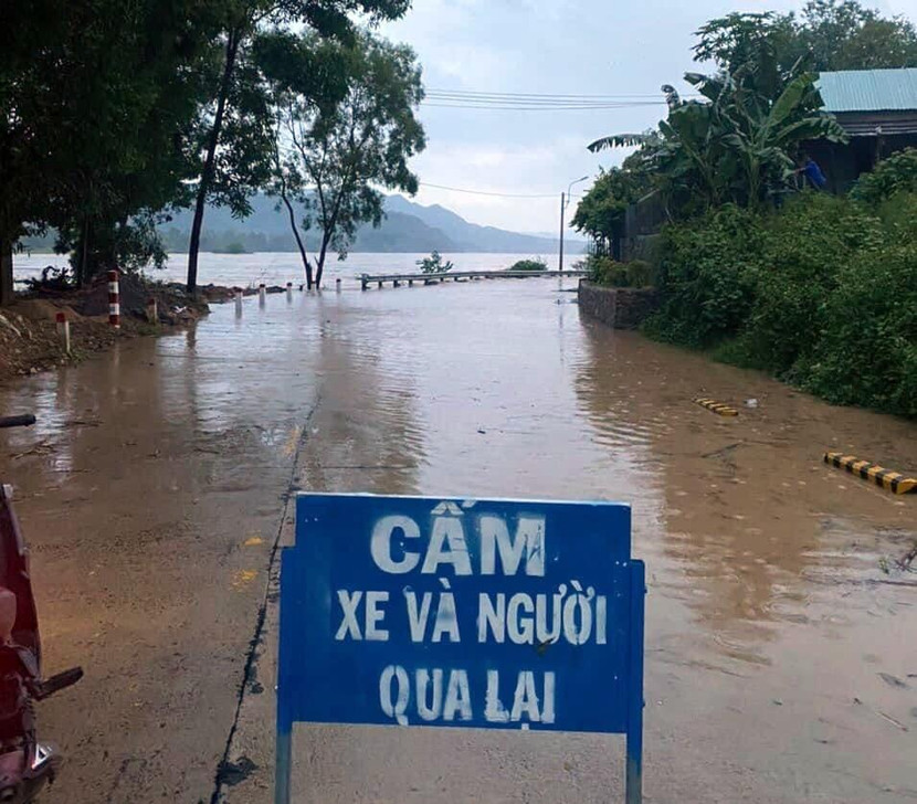 Nhiều tuyến đường ở Phú Yên bị ngập, sạt lở nghiêm trọng do mưa lũ