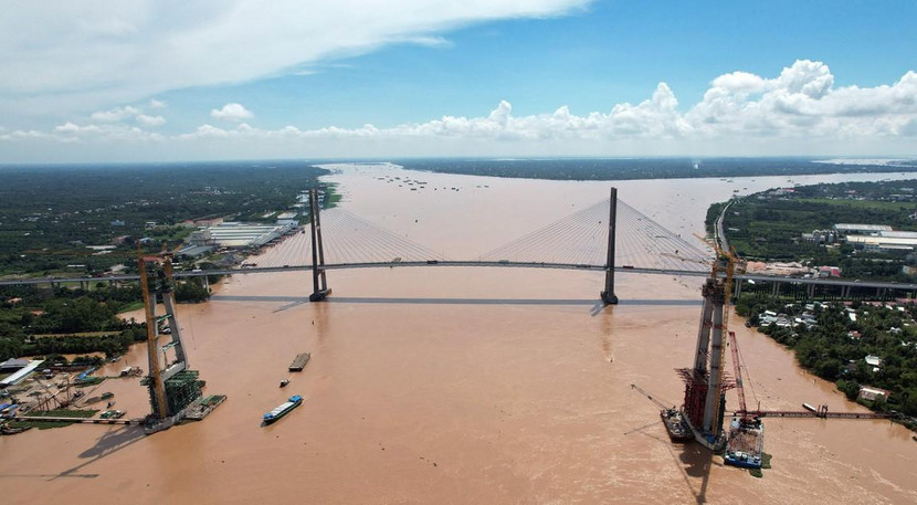 Công trường thi công cầu Mỹ Thuận 2 vượt sông Tiền