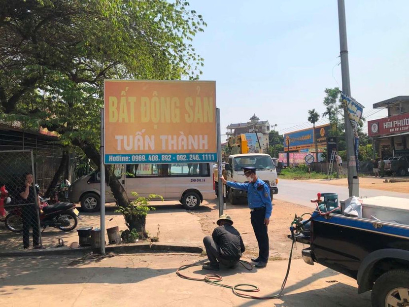 Lực lượng Thanh tra GTVT Hà Nội thực hiện kiểm tra, xử lý, giải tỏa, tháo dỡ lều lán, biển quảng cáo, mái che, mái vẩy, ô dù, phông bạt trên tuyến đường Hồ Chí Minh và quốc lộ 21A