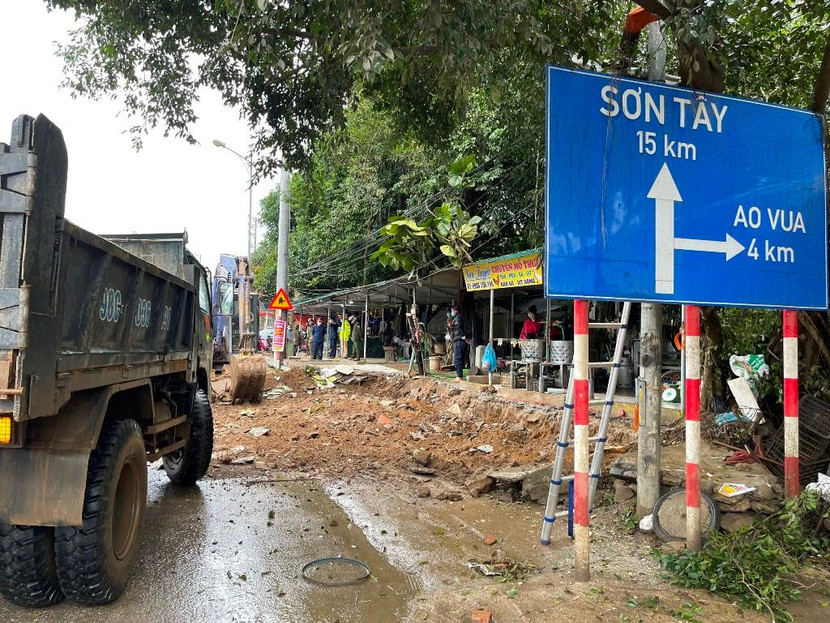 Lực lượng Thanh tra GTVT Hà Nội thực hiện kiểm tra, xử lý vi phạm trong công tác thi công công trình đào hè, đào đường sai quy định hoàn trả mặt đường trên tuyến đường Hồ Chí Minh và quốc lộ 21A