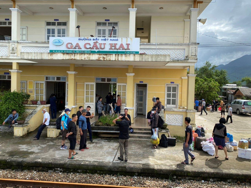 Trong ngày 15/10, hơn 1.200 hành khách bị mắc kẹt do mưa lũ đã được chuyển tải bằng ô tô đến ga kế tiếp