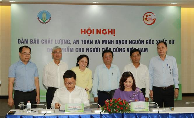 Đại diện Bộ NN&amp;PTNT ký kết tiêu thụ sản phẩm nông nghiệp với Hiệp hội bán lẻ Việt Nam.