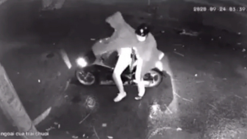 Hình ảnh hai đối tượng lạ mặt được camera an ninh gia đình ghi lại. Ảnh: VOV