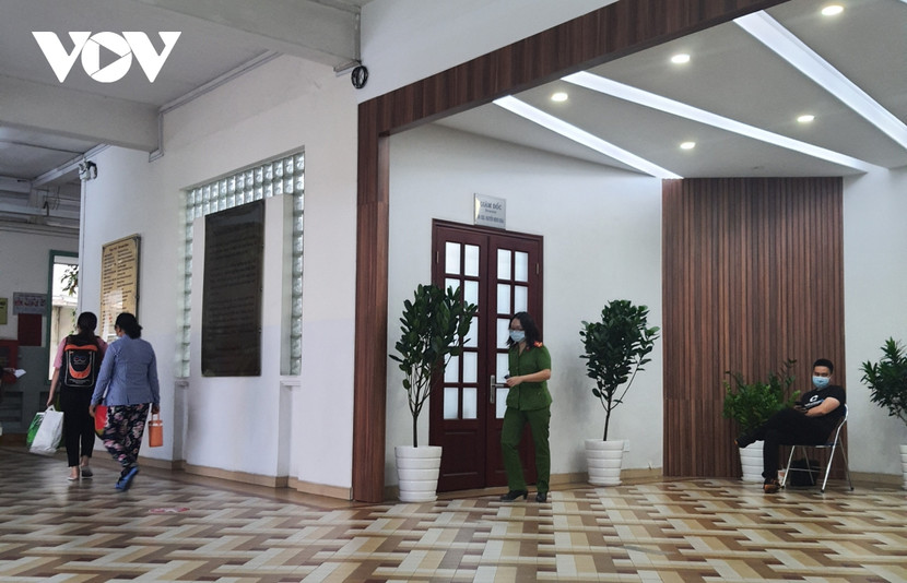 Cơ quan Cảnh sát điều tra Bộ Công an khám xét nơi làm việc của Giám đốc Bệnh viện Mắt TPHCM. Ảnh: VOV