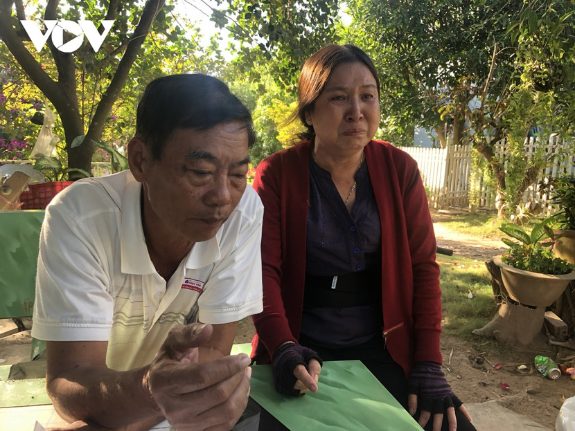 Nỗi buồn của cha mẹ học sinh. Ảnh: VOV Nỗi buồn của cha mẹ học sinh. Ảnh: VOV