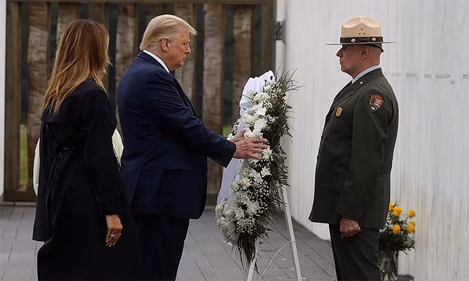 Tổng thống Mỹ Donald Trump (giữa) và Đệ nhất phu nhân Melania (trái) đặt vòng hoa tưởng niệm nạn nhân tại Shanksville, bang Pennsylvania, ngày 11-9