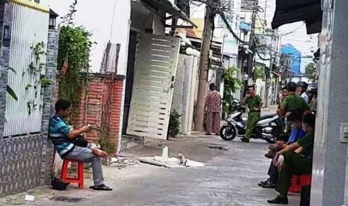 Toàn bộ hẻm Lê Lâm bị phong tỏa để điều tra vụ nổ súng. Nguồn: nld.com.vn