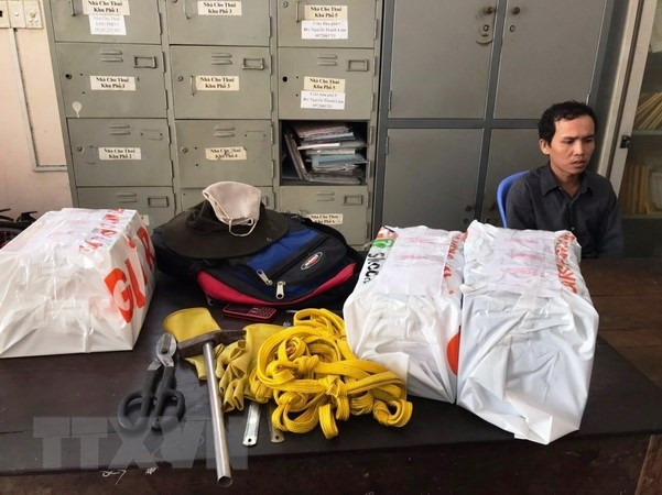 Đối tượng Trần Quốc Bảo, cùng tang vật tại cơ quan Công an. Ảnh: TTXVN