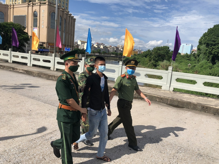 Đối tượng bị truy nã Hoàng Xuân Đức Anh do Công an Trung Quốc trao trả tại khu vực Cửa khẩu Quốc Tế Móng Cái. Ảnh: Công an Quảng Ninh Đối tượng bị truy nã Hoàng Xuân Đức Anh do Công an Trung Quốc trao trả tại khu vực Cửa khẩu Quốc Tế Móng Cái. Ảnh: Công an Quảng Ninh