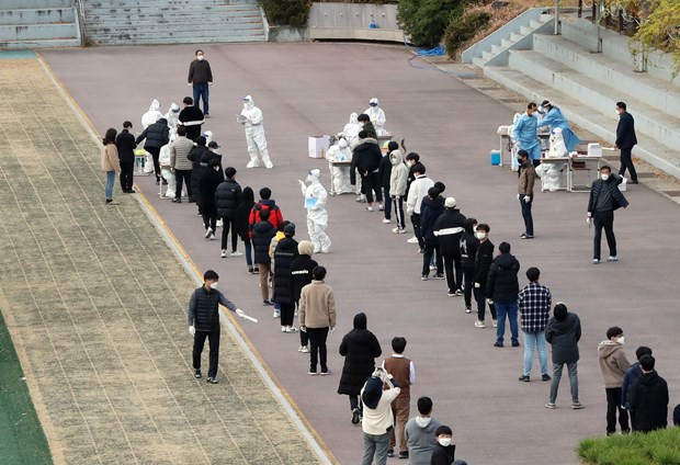 Học sinh xếp hàng chờ xét nghiệm Covid-19 tại một trường trung học ở Gwangju, Hàn Quốc