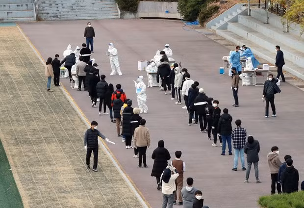 Học sinh xếp hàng chờ xét nghiệm Covid-19 tại một trường trung học ở Gwangju, Hàn Quốc