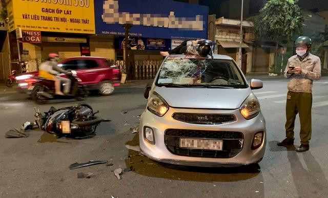 Nam thanh niên nằm trên nóc ô tô sau va chạm. Ảnh: Dân Trí Nam thanh niên nằm trên nóc ô tô sau va chạm. Ảnh: Dân Trí