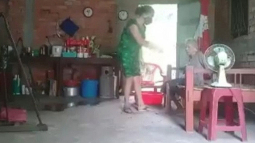 Dư luận phẫn nộ với hành vi của người phụ nữ trung niên. Ảnh: VOV Dư luận phẫn nộ với hành vi của người phụ nữ trung niên. Ảnh: VOV