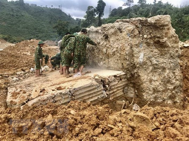 Lực lượng công binh phá khối bêtông cốt thép lớn tại vị trí sạt lở vui lấp các công nhân. Ảnh: TTXVN