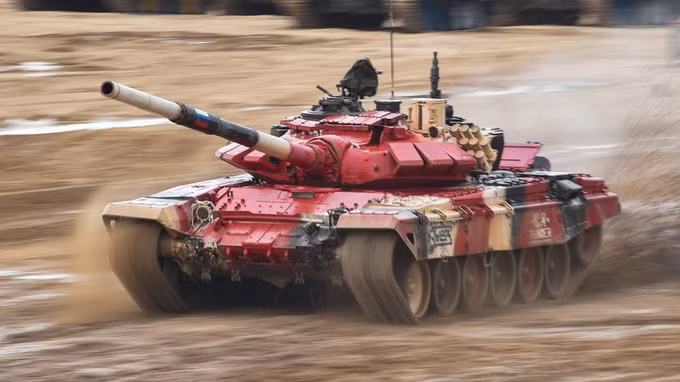 Xe tăng Nga lao về đích trong trận chung kết Bảng 1 Tank Biathlon