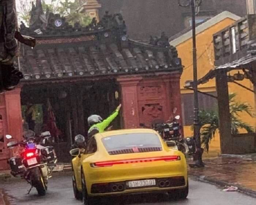 Chiếc xe ô tô cùng 2 xe mô tô phân khối lớn di chuyển vào khu phố dành cho người đi bộ ở Hội An. Ảnh: VOV Chiếc xe ô tô cùng 2 xe mô tô phân khối lớn di chuyển vào khu phố dành cho người đi bộ ở Hội An. Ảnh: VOV