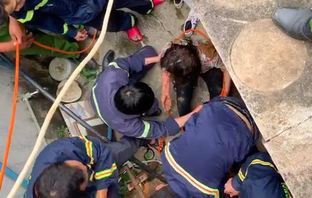 Nạn nhân may mắn được cứu sau khi ngã xuống giếng.