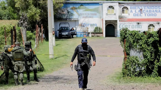 Lực lượng an ninh Mexico phong tỏa bên ngoài quán bar xảy ra vụ xả súng